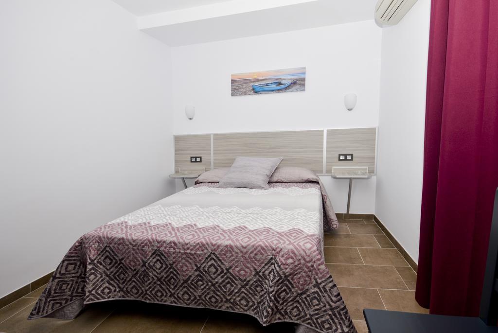 Hostal Maria Jose Conil De La Frontera Exteriör bild